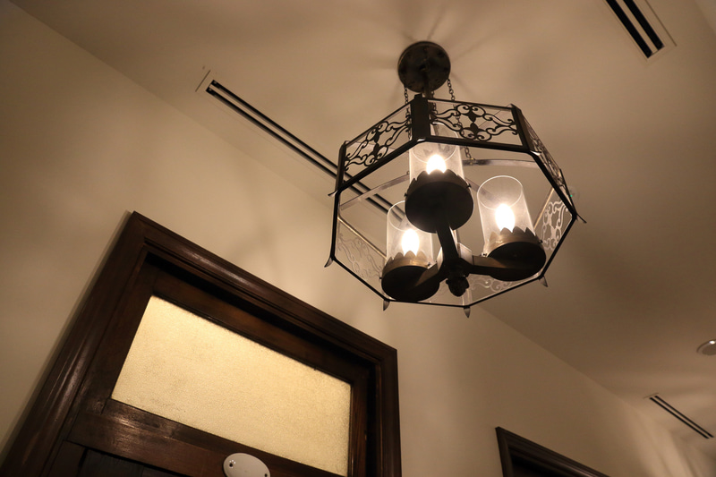 旧商工会議所の南館には石造りの手すりの階段や当時使われていた鏡台や照明なども使われている