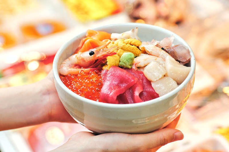 OMOレンジャーと丼を持って歩くとお店の人が美味しいネタを乗せていってくれる「麟友市場で、勝手にお節介丼ツアー」