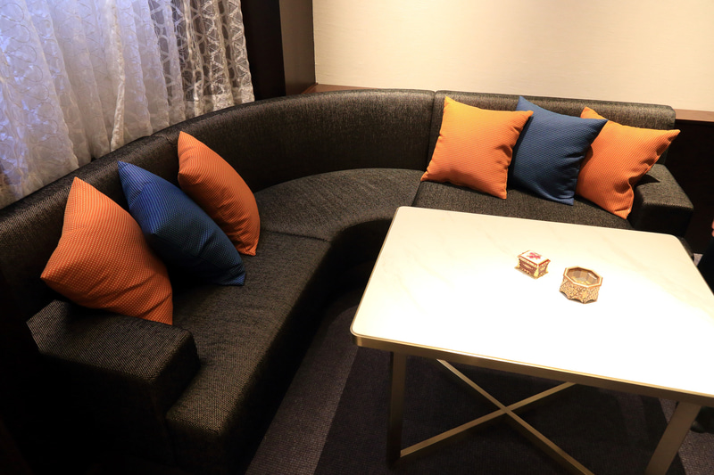 南館のデラックスルーム。大きなソファと備え付けの食器