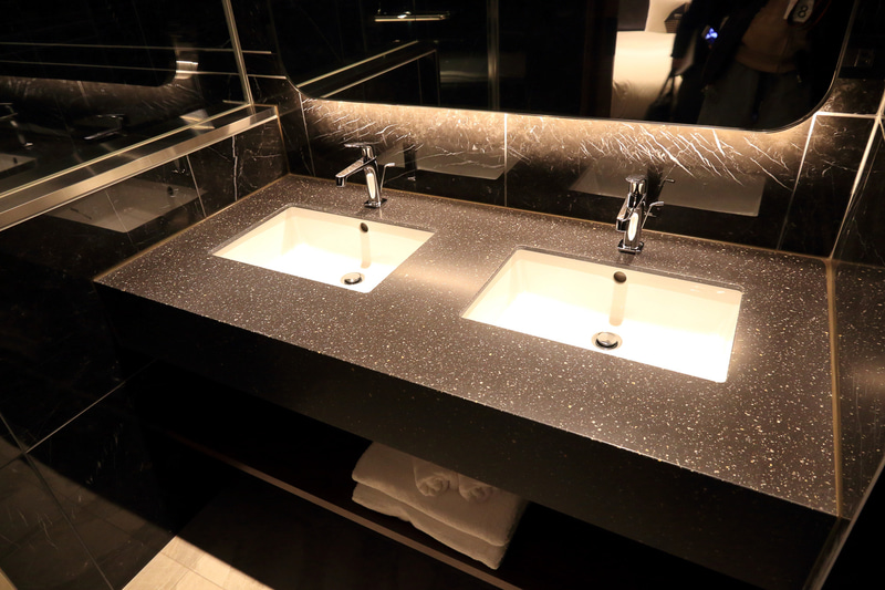 デラックスルームの洗面台は2つ。バスルームもモノトーンで落ち着いた雰囲気