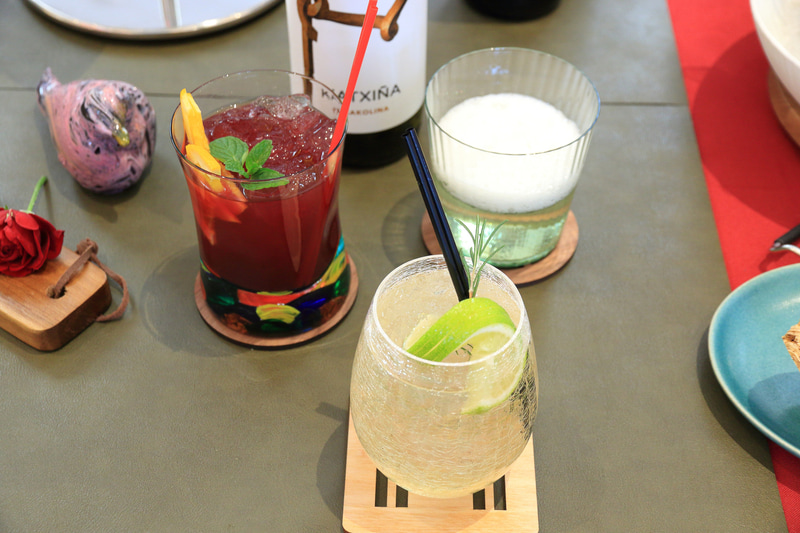 ドリンクはアルコール・ノンアルコール6種類。左の赤いのが今回試飲させてもらったノンアルコールのサングリア