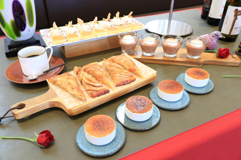 デザートはプリンブュエル、余市のリンゴを使ったタルト、チョコレートムース、バスクドチーズケーキ、アーモンドのケーキの5種類