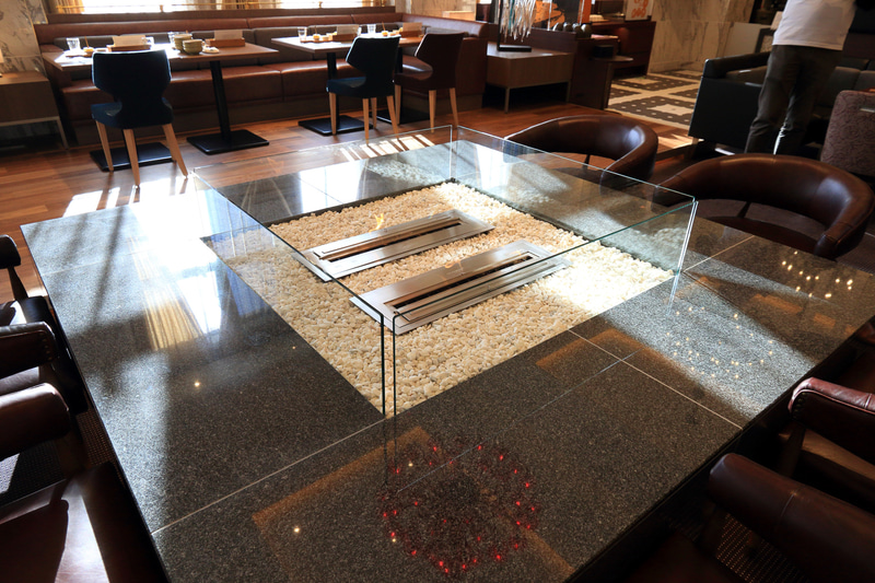 中央のテーブルには炎が揺らめき、天井には小樽らしいガラスのシャンデリア