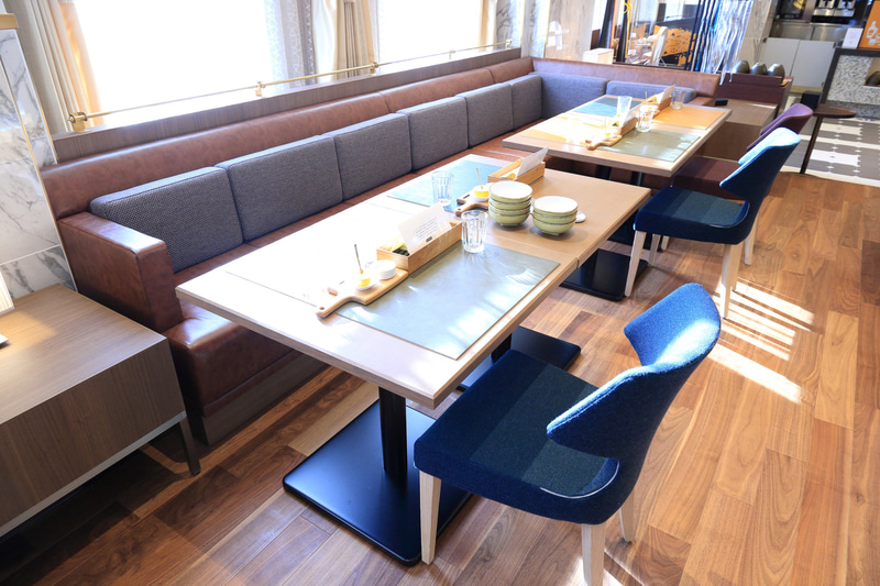 中央のテーブルには炎が揺らめき、天井には小樽らしいガラスのシャンデリア