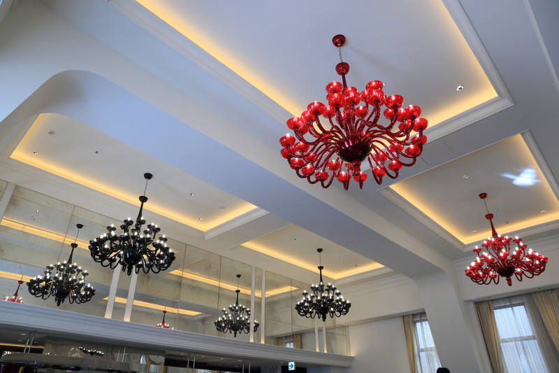 中央のテーブルには炎が揺らめき、天井には小樽らしいガラスのシャンデリア