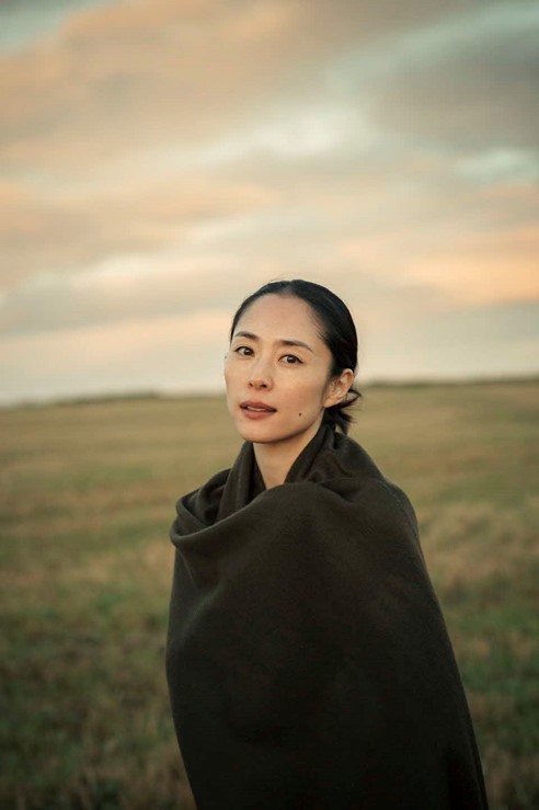 深津さんがビジネスパーソンに扮し会うことの価値をもう一度見つめ直す