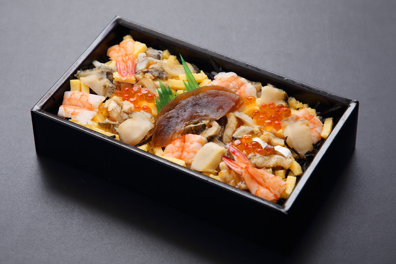 いくら、穴子、アワビ、海老、コハダとちょっと贅沢なお弁当です