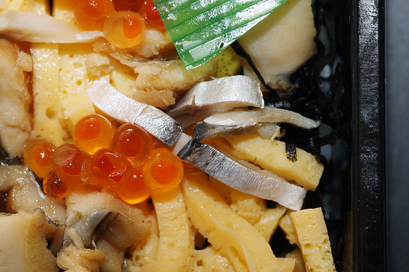 いくら醤油漬け、厚焼き玉子、しめコハダ