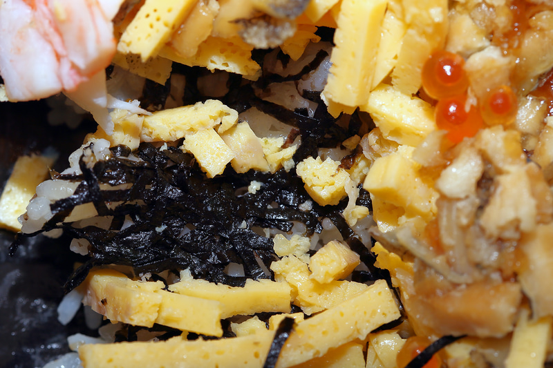 酢飯と具材の間には刻み海苔