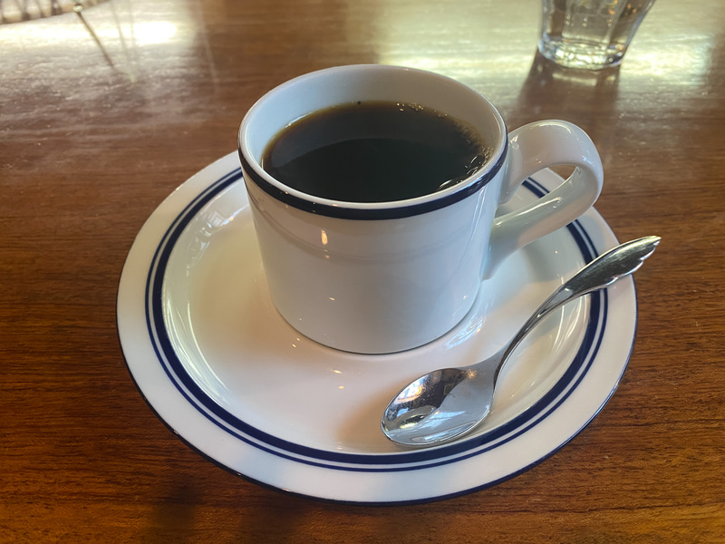 こくと苦味のブレンドBと、レトロなカップやコーヒー豆の容れ物