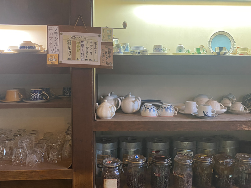 こくと苦味のブレンドBと、レトロなカップやコーヒー豆の容れ物