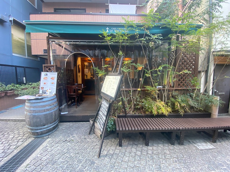 神楽坂ル・ブルターニュ。外のテラス席にはパラソルヒーターあり