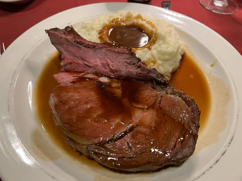 プライムリブで有名なローリーズで夕食をとるなどした、そうした割と高級なレストランではお客も従業員も感染対策が徹底されていた