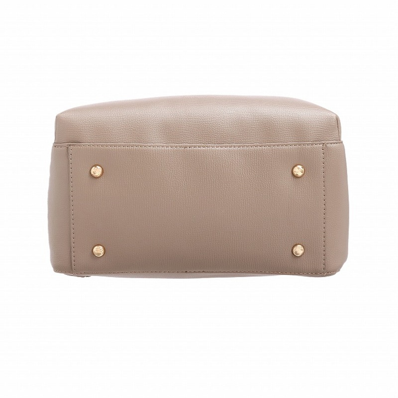 床に置いた際に自立しやすい底鋲を備える