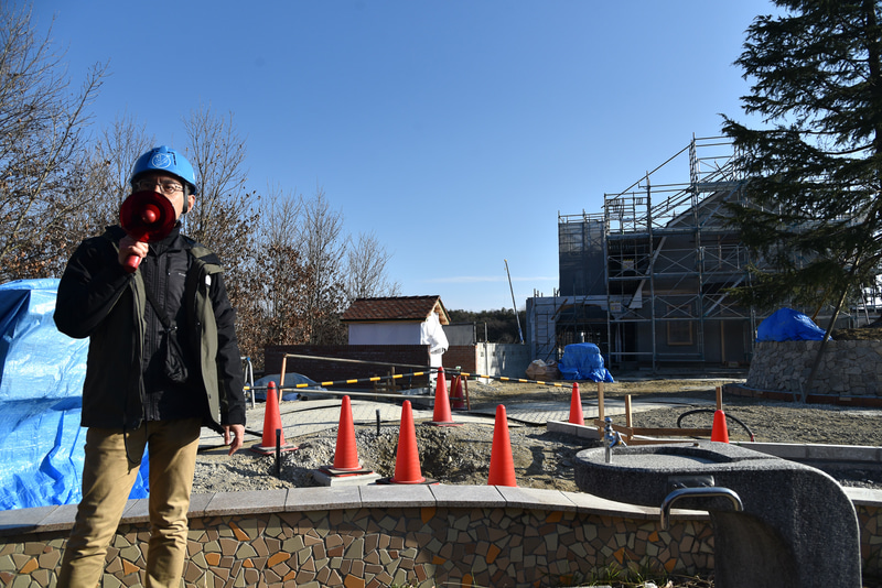 施設紹介をするスタジオジブリ・宮崎吾朗監督