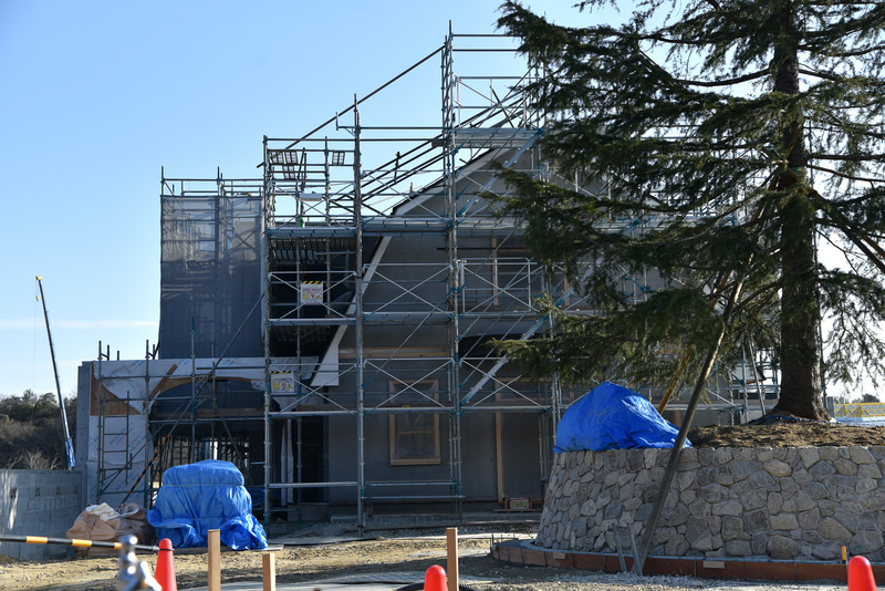 「青春の丘エリア」の工事現場。「ロータリー広場」として憩いの場となる奥は「地球屋」。