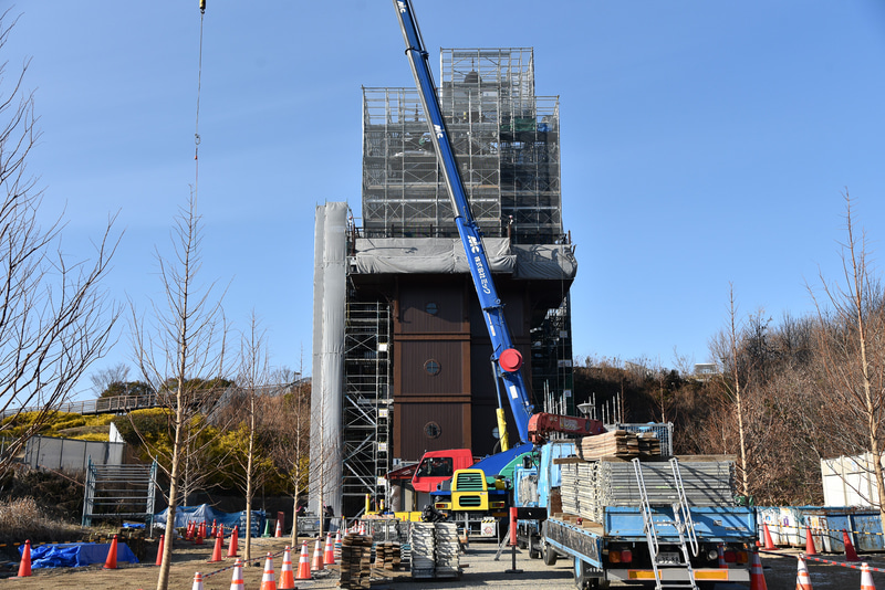 「エレベーター棟」はジブリ作品に頻繁に登場する19世紀末の空想科学的要素からヒントを得たスチームパンク風のデザインとなる