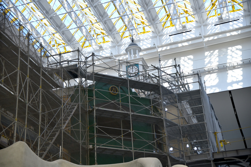 和洋折衷の文化が入り混じりながらも懐かしさを感じる空間に仕上がるとのこと。時計台の建物はこだわりのシアターとなる