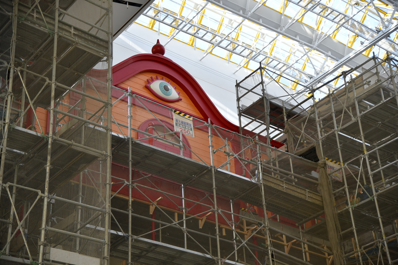 目のオブジェが印象的な建物は展示室となる予定。さらにジブリ展示物を収蔵する保管庫も併設する