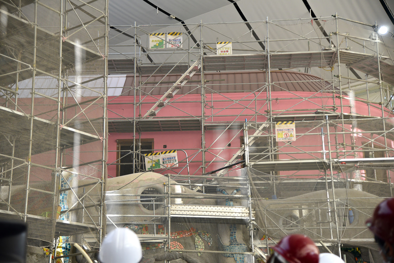 ピンクの外観の建物の2階は猫バスたちと触れ合える子供専用エリアとなる予定