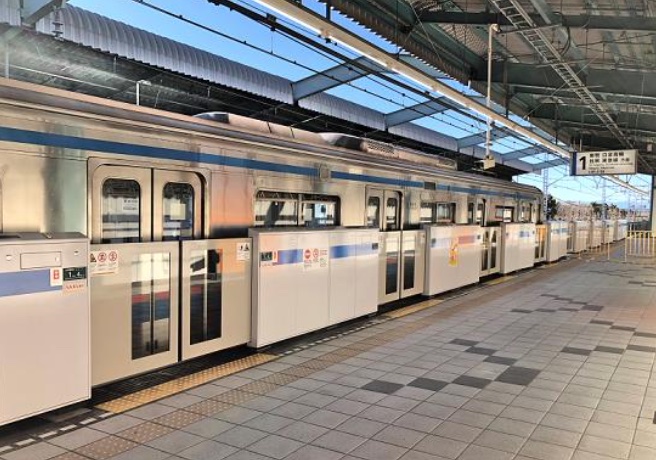 開閉部分の一部にガラスを用いる