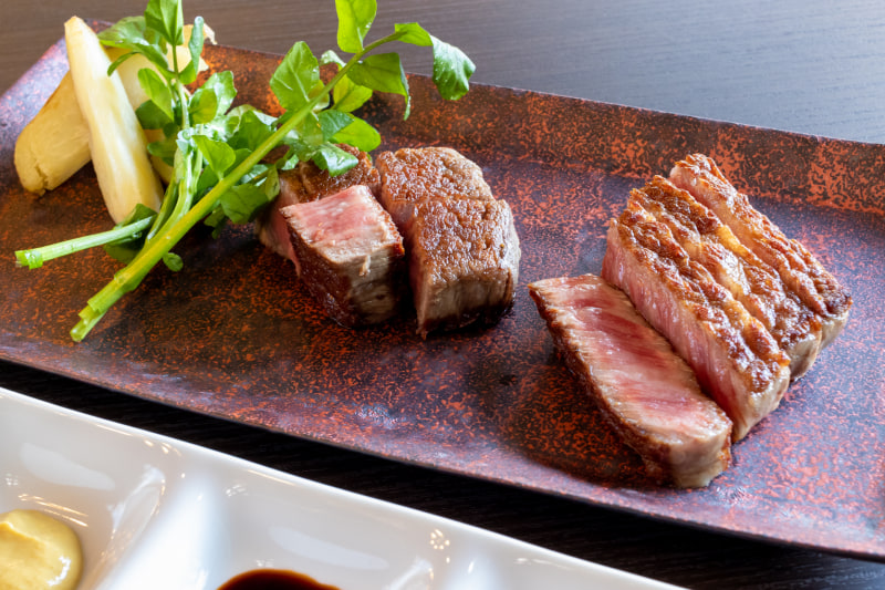 山梨県のブランド和牛である甲州牛を使ったステーキ