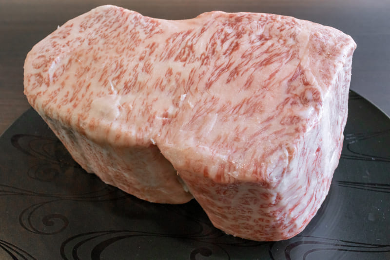 アート作品のようにサシの入った甲州牛の塊肉。ペントハウス甲州では、こちらを使って調理する