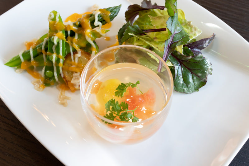 彩り豊かに仕上げられたサラダ