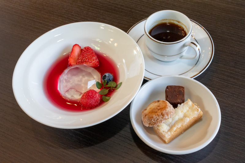 デザートとコーヒーで一服し、美味の国から現実に戻る