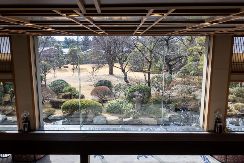 2階から日本庭園を見たところ。エントランスから入った瞬間に絵画のように広がる景色は一見の価値あり。ぜひ、自分の目で確かめてもらいたい