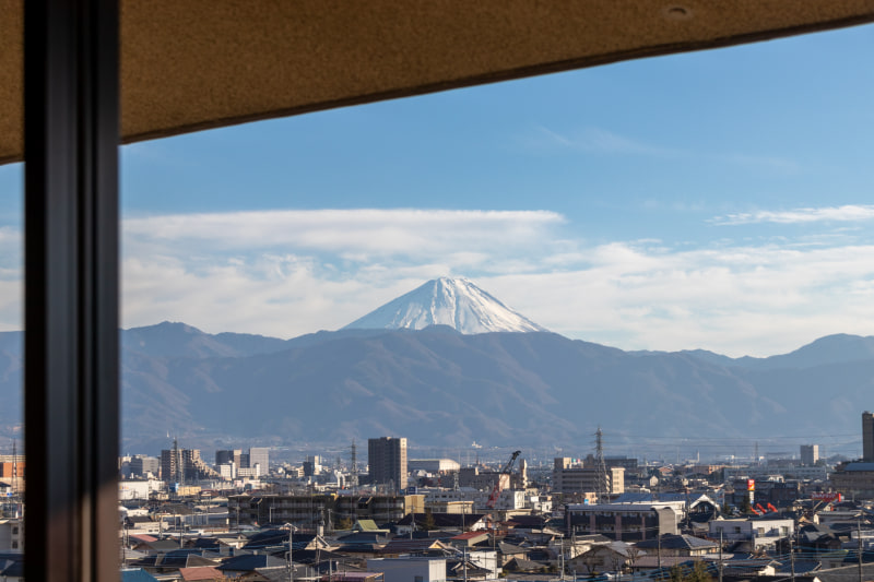 西館の窓からは富士山がすぐそこに見える