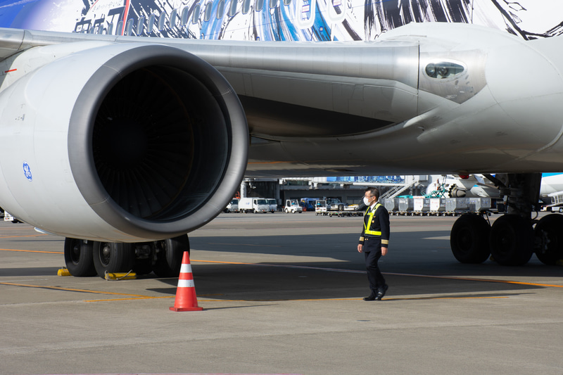 乗務員が機体のチェックを開始