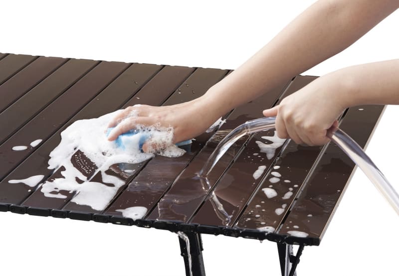 天板や脚フレームには錆びにくいアルミパーツを採用しており丸洗いすることができる