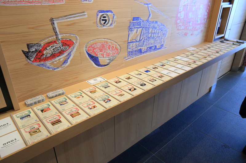 OMOレンジャーオススメのお店のカードが並ぶ。今後も増えていく予定だ