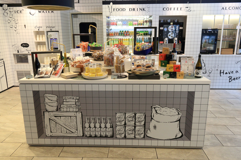 真ん中のコーナー前面にはおつまみやOMOオリジナルのパンなどが並ぶ