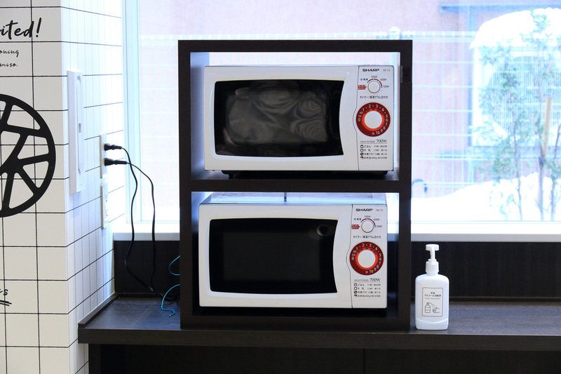 備え付けの電子レンジでパンやおにぎりなども温めて食べることができる