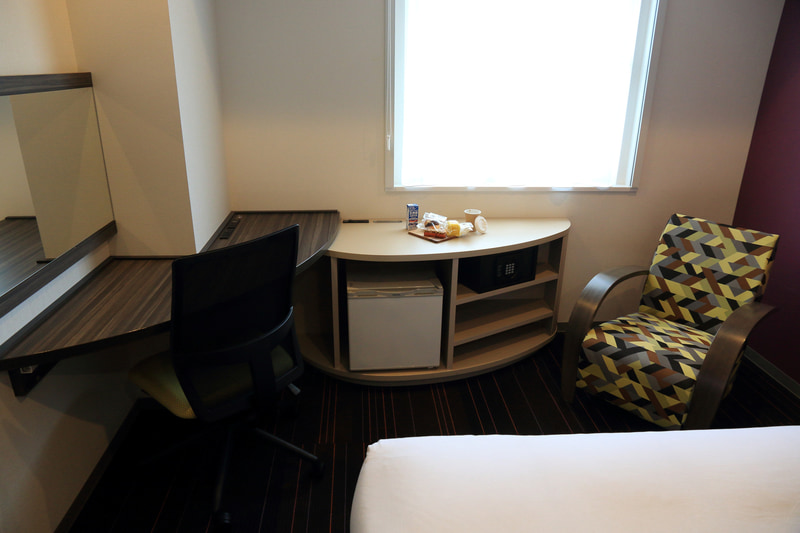 椅子が二脚あり2人で部屋飲みできそうなスペース