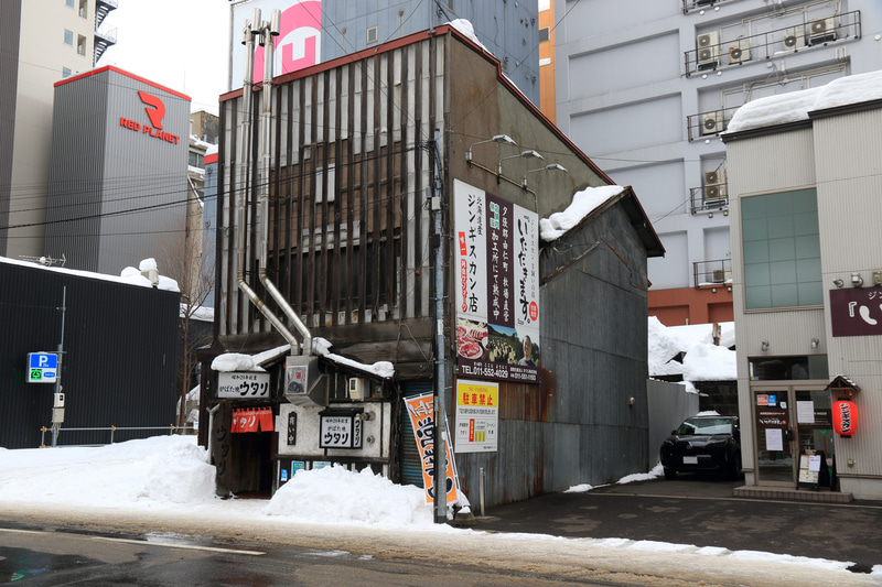 札幌最古の炉端焼き店「炉ばた焼 ウタリ」。アイヌ語で仲間という意味で囲炉裏を仲間で囲む炉端焼きスタイルにぴったりなネーミングだ
