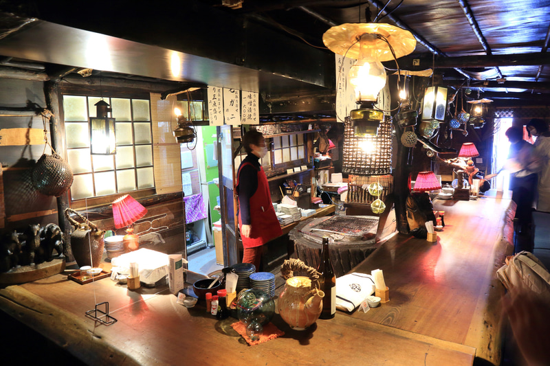 アイヌの民芸品や小樽で使われていたガラスの浮き球などで装飾された店内