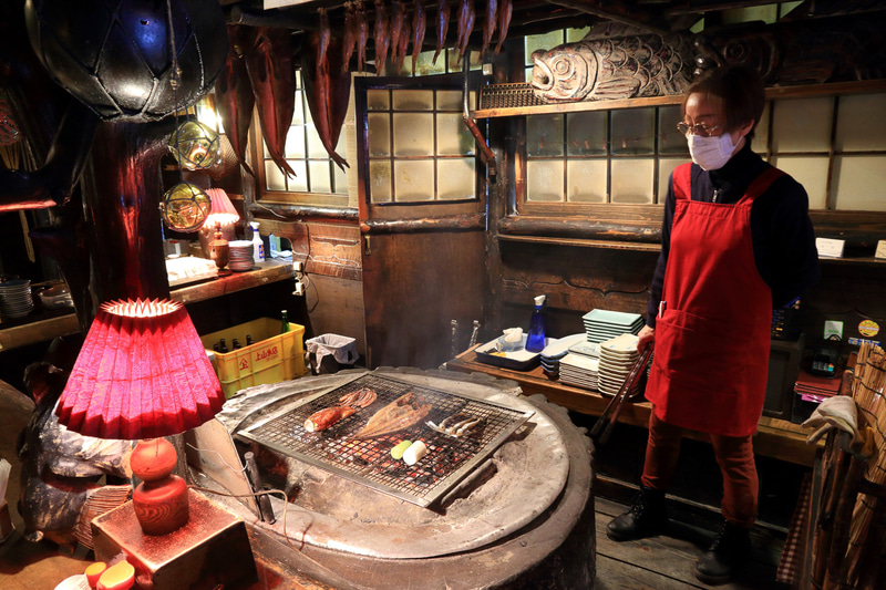 創業当時から使う樹齢千年のエゾ松をくり抜いて作られた囲炉裏