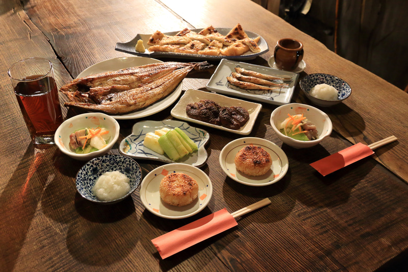 2人分の炉ばた焼きメニュー。ウタリでの飲食はツアー料金に含まれていないので、お腹いっぱい食べてもよし、これから向かうほかのお店のため食べる量をセーブしてもOKだ