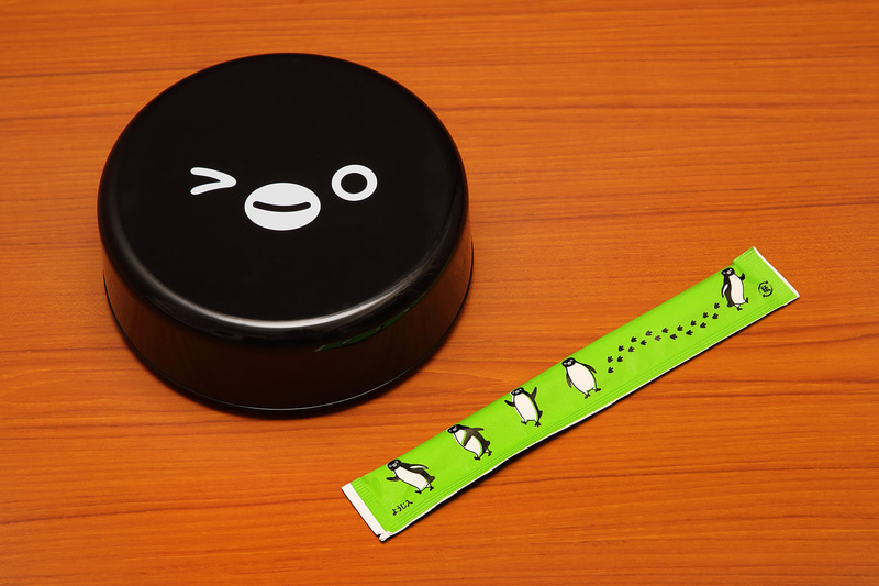 箸袋までしっかりとデザインされています。また、しっかりとした作りの容器は食べ終わったあとに使えます