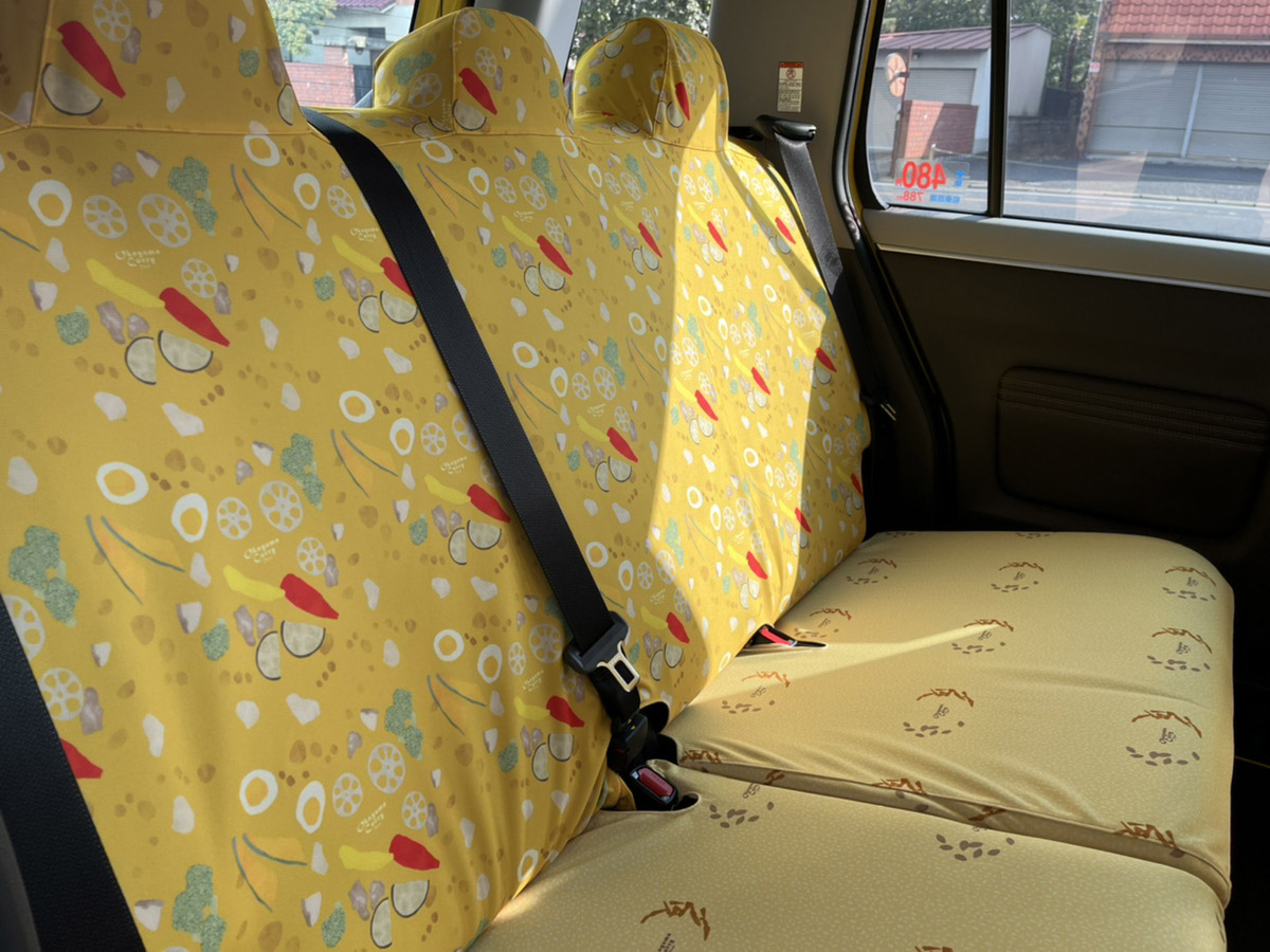 シートは座面がサフランライス、背もたれがカレーソースのデザイン