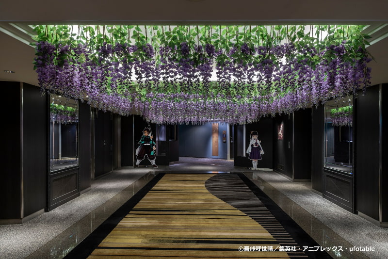 エレベーターホールに藤の花