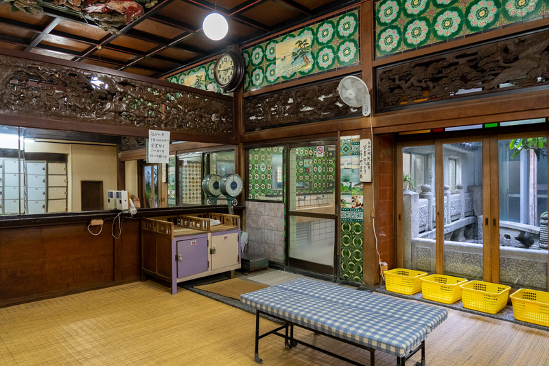 ぐるりと脱衣場を取り囲む欄間の透かし彫りは圧巻