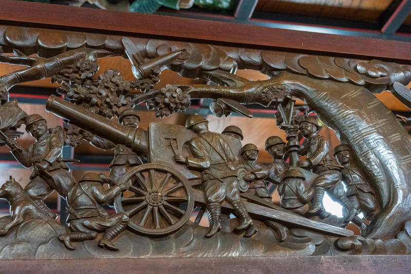 こちらは上海事変（！）の様子が彫られた欄間の透かし彫り