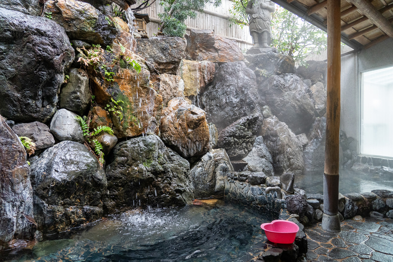 くすり風呂や打たせ湯、岩風呂などいろいろある浴室。サウナは80℃とゆっくりじっくり温まれるタイプ