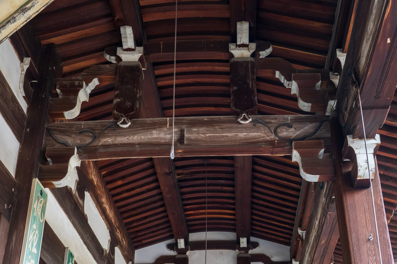 龍のお腹を模しているという蛇腹天井