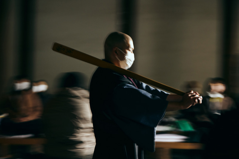 修行者の肩を打つ棒は警策（けいさく）といいます