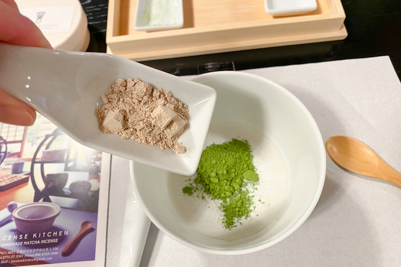 抹茶とタブ粉を合わせたらそこに水を少しずつ加えていきます。最初はすりこぎ棒で、粘土状に固まったら手でこねます。ひとかたまりになったら木型へぐいぐいっと押し込みます。反対側からそうっと押し出したら完成！